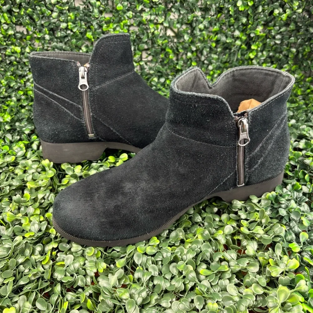 TEVA ANKLE SUEDE BUCKLE BOOTS SIZE 10 WOMAN
